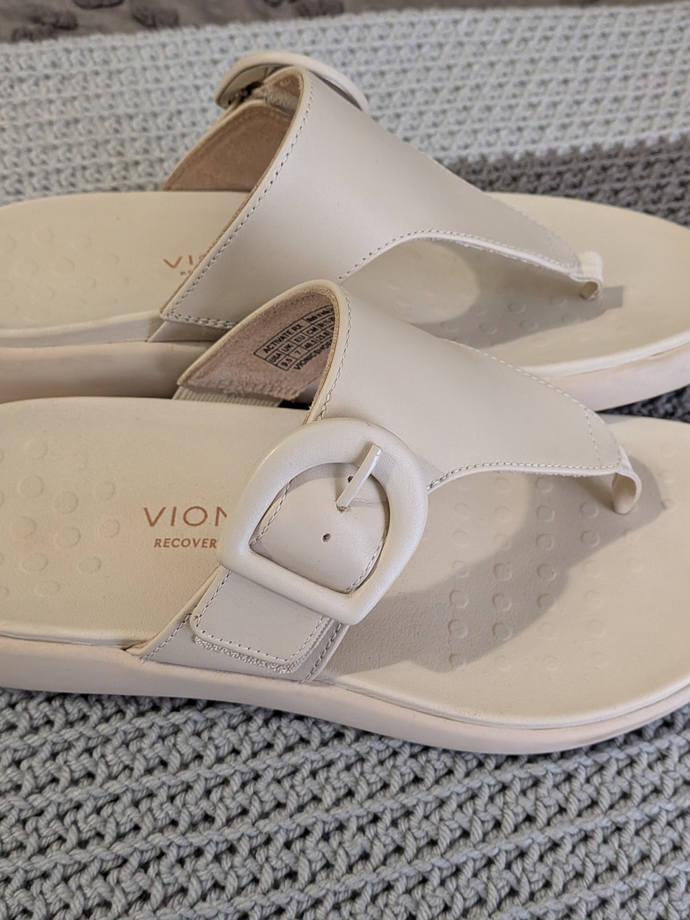 Vionic Women's Cream Buckle Thong Sandals